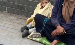 طفل أشقر مع متسولة يثير ضجة في مصر